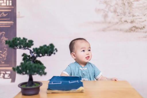 商洛怀孕肚子中间凹两边凸